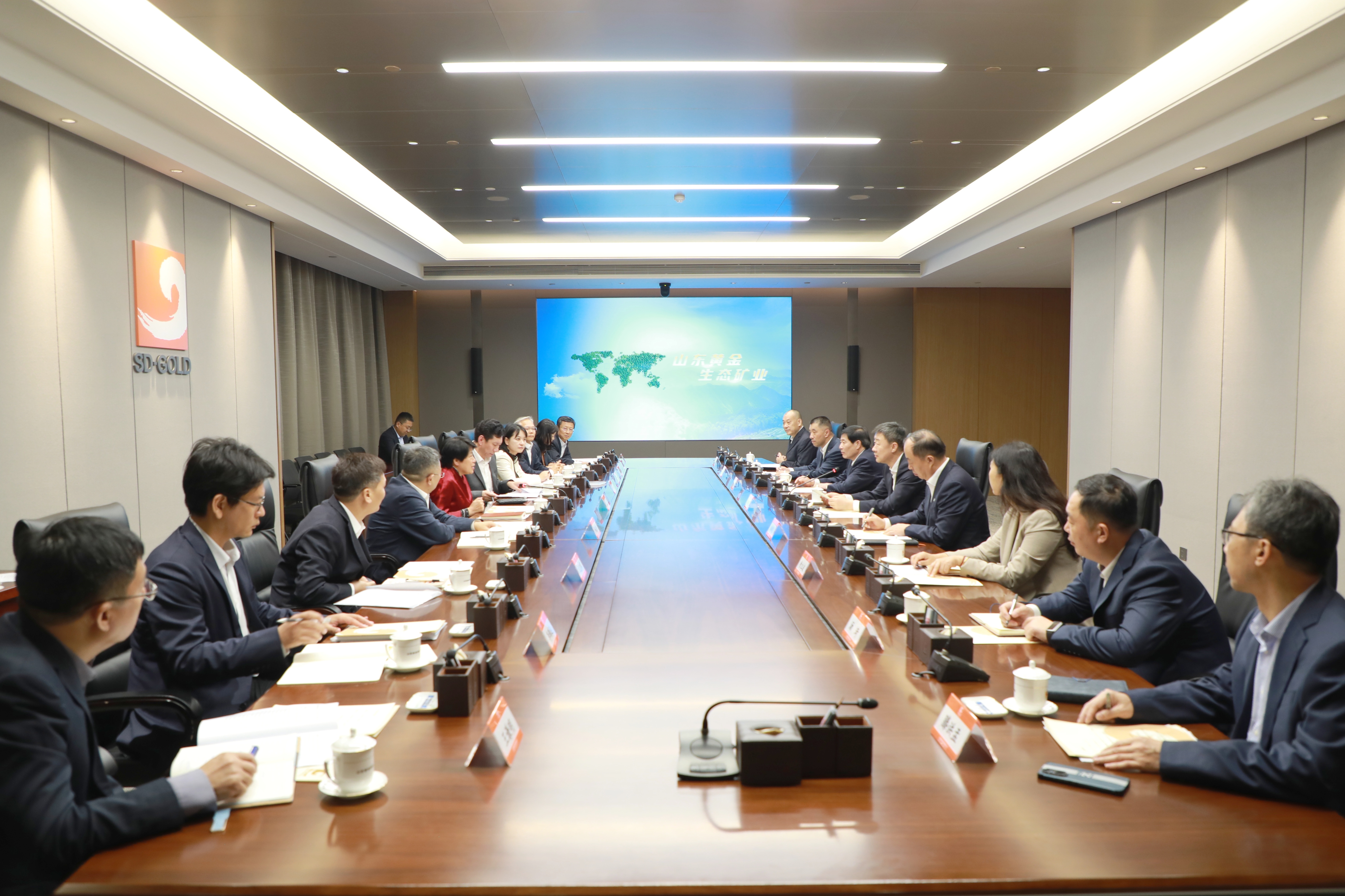 張曉海會(huì)見(jiàn)中國(guó)建設(shè)銀行黨委委員、副行長(zhǎng)韓靜一行